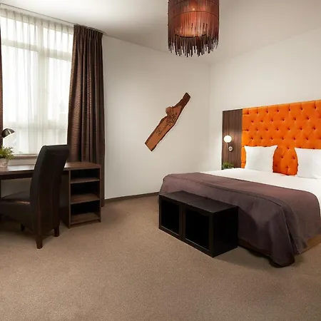 Hotel La Reine 3*