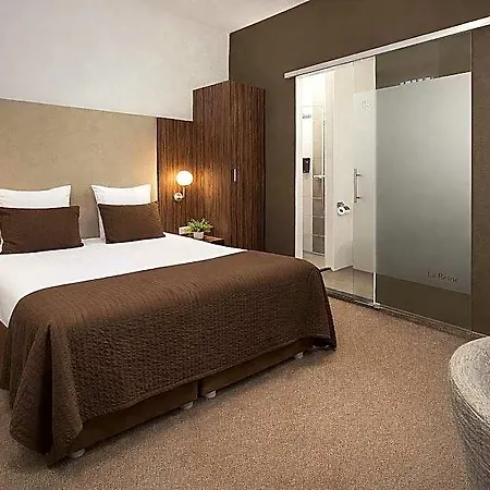 Hotel La Reine 3*