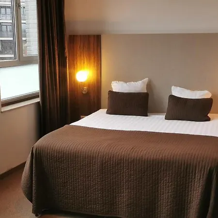 Hotel La Reine 3*