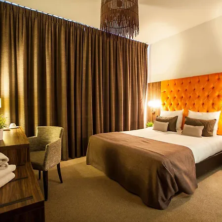 Hotel La Reine 3*