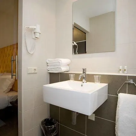 Hotel La Reine 3*